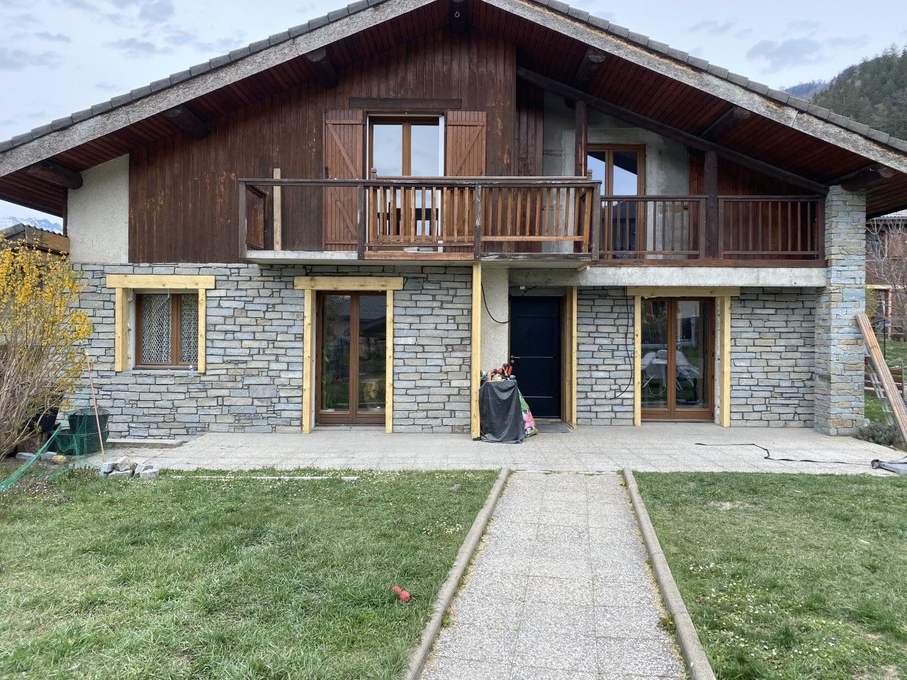 Chalet de montage moitié pierre et moitié bois