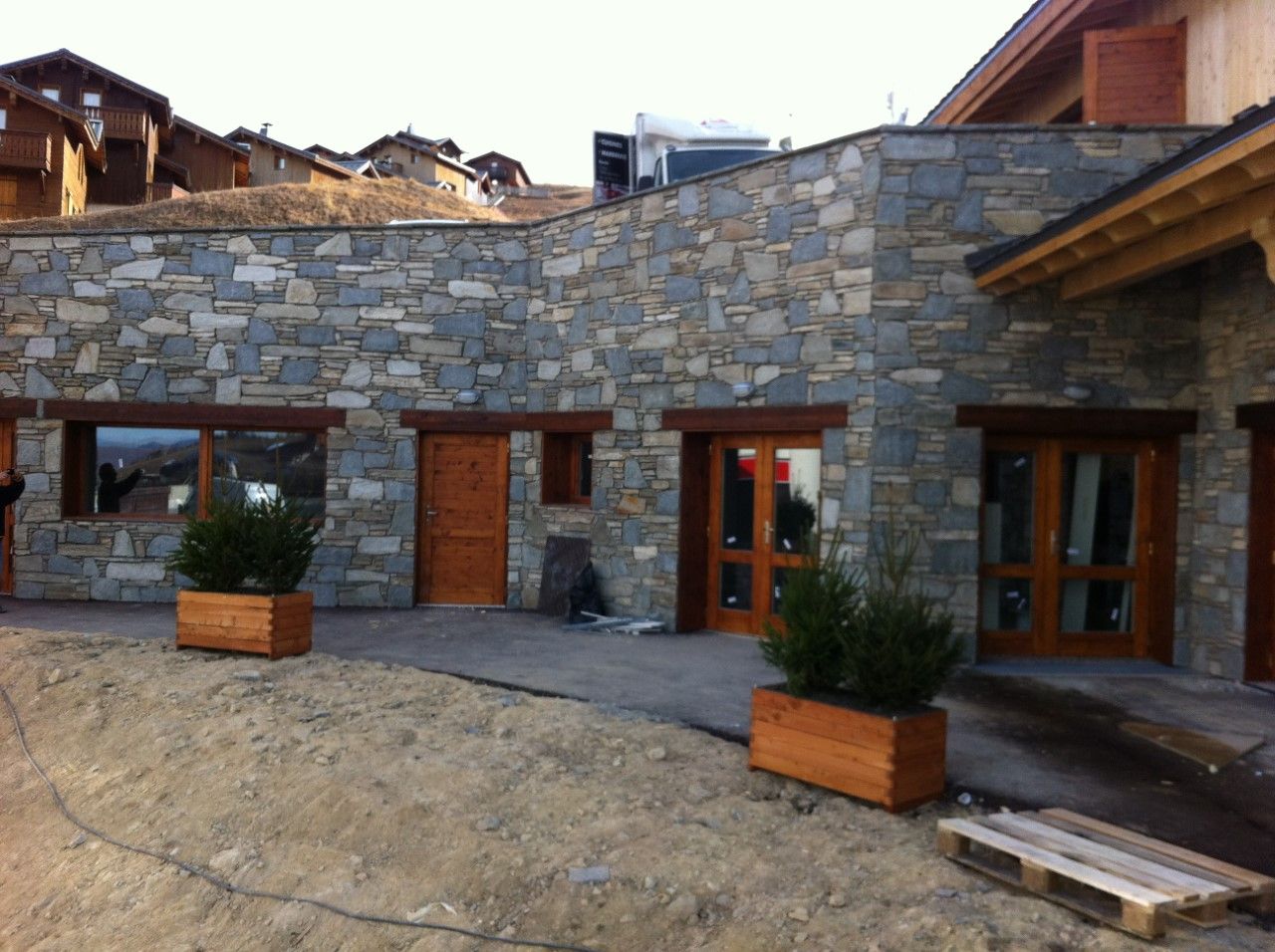 Façade d'un bâtiment en pierre avec portes en bois