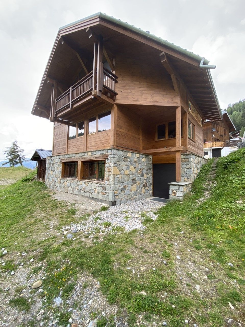 Chalet de montage en bois et pierre