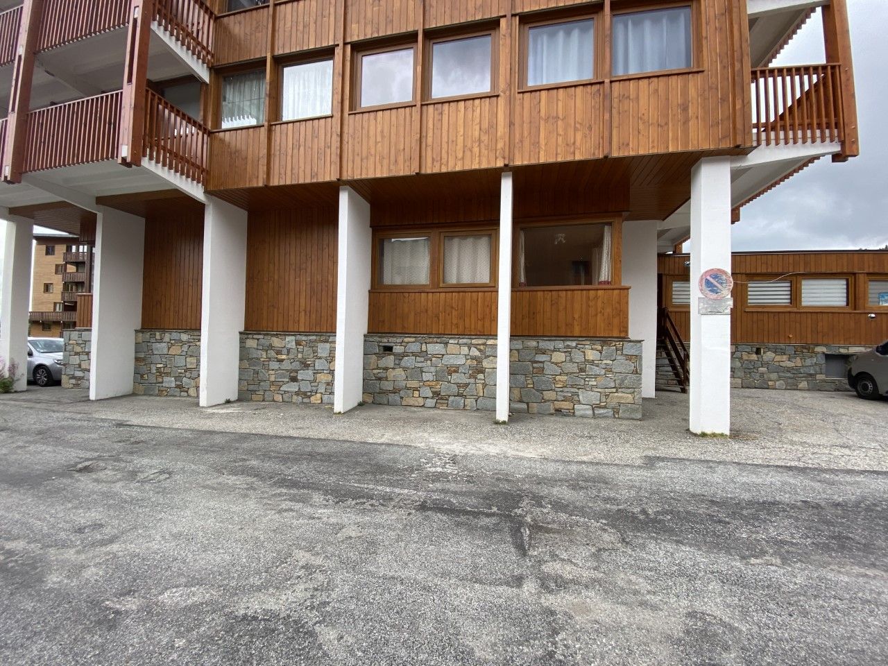 Bâtiment avec façade en bois et muret en pierre
