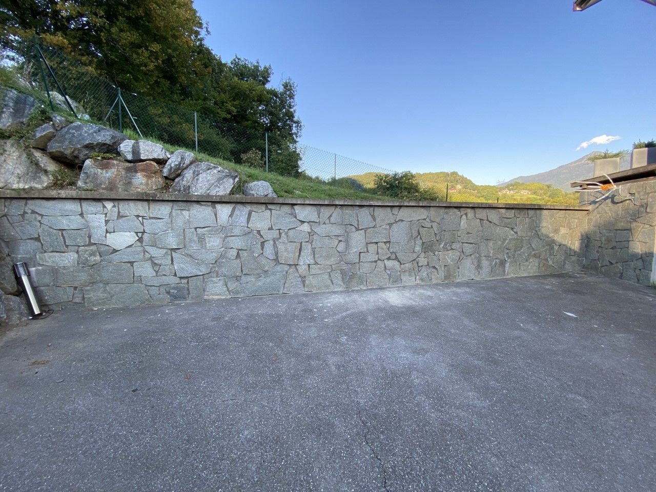 Muret en pierre sur un terrain