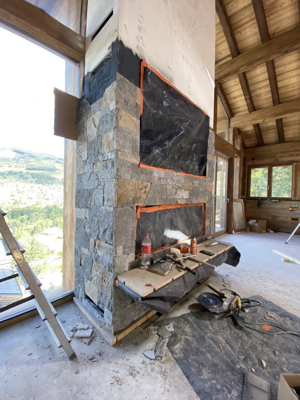 Construction d'une cheminée en pierre