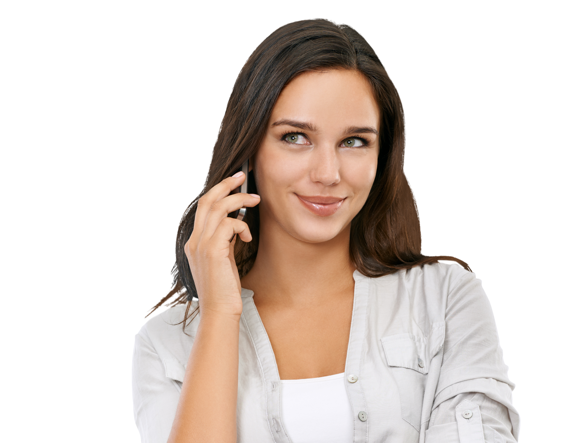 Une femme aux cheveux foncés sourit en parlant au téléphone, les bras croisés.