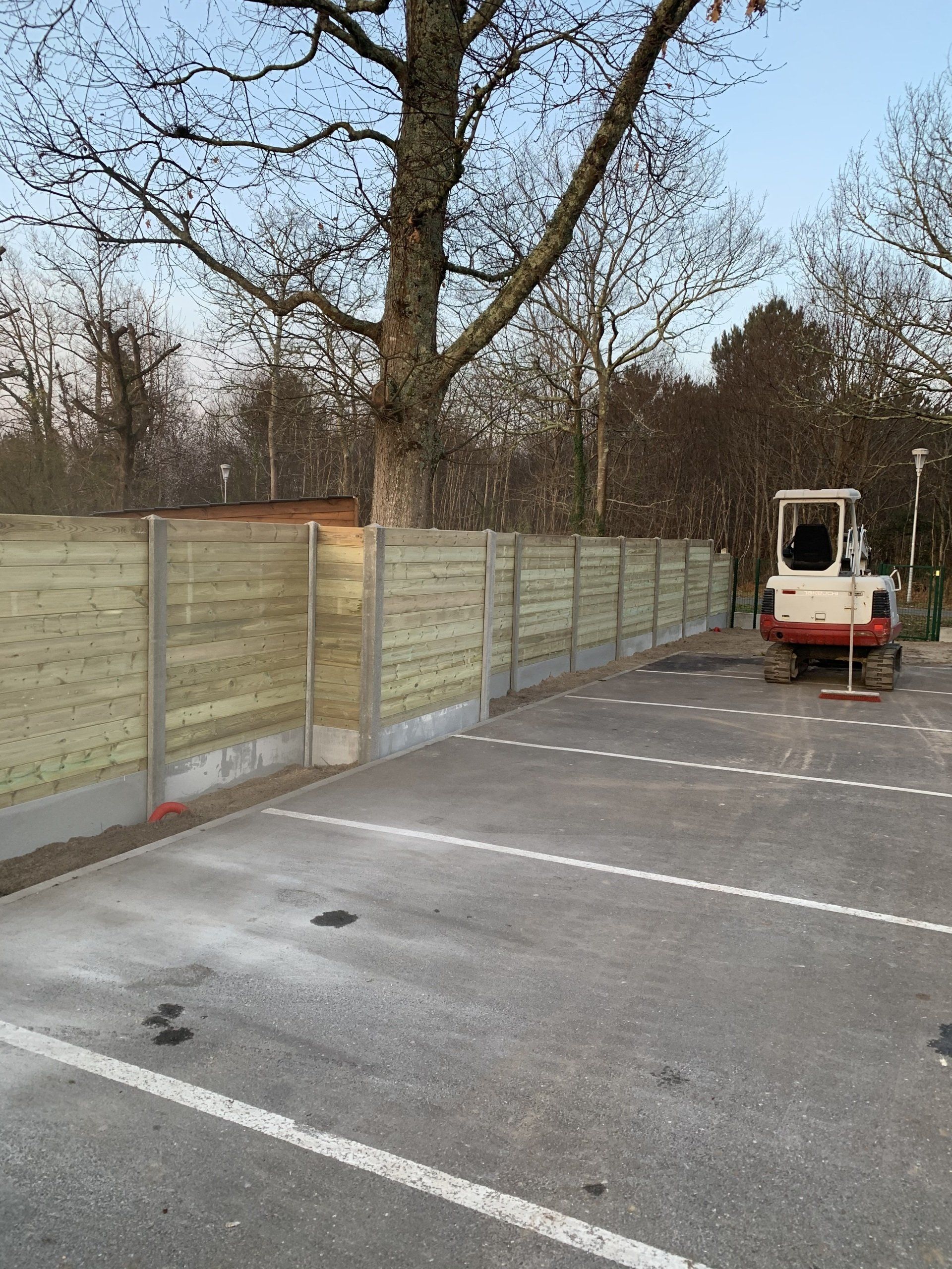 Clôture en bois sur un parking