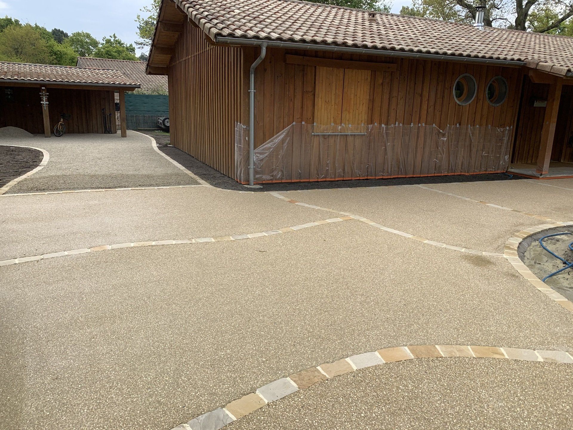 Pose de béton désactivé avec contours en pavés