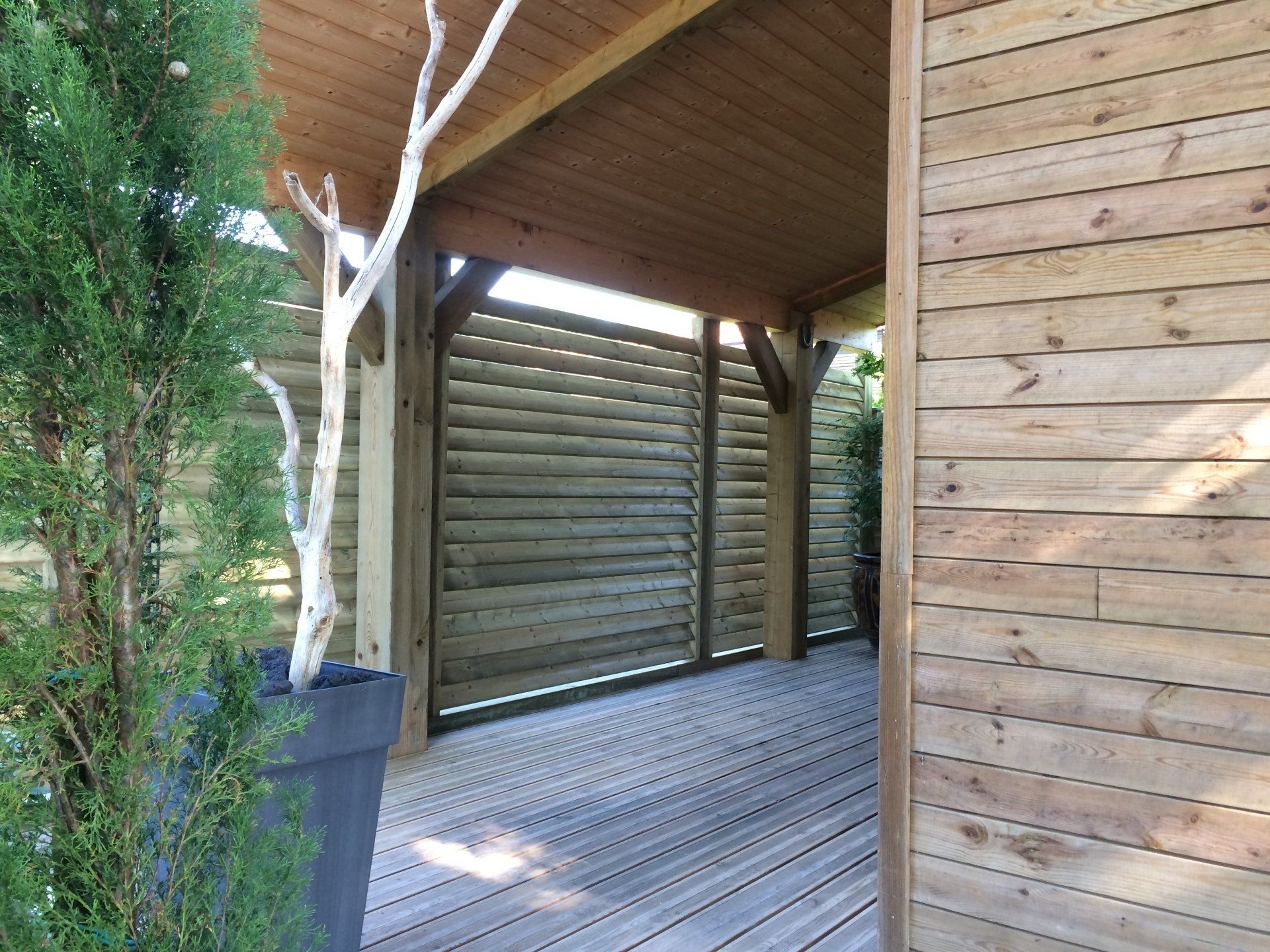 Pose de panneaux brise-vue en bois