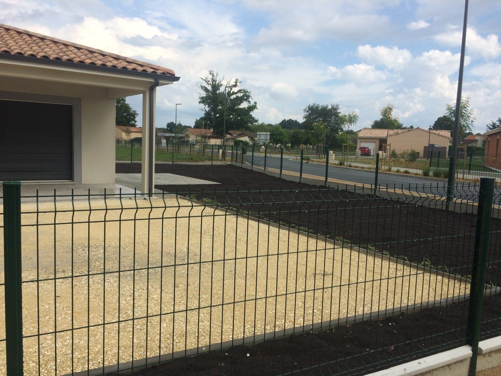 Pose d'une clôture (grillage)