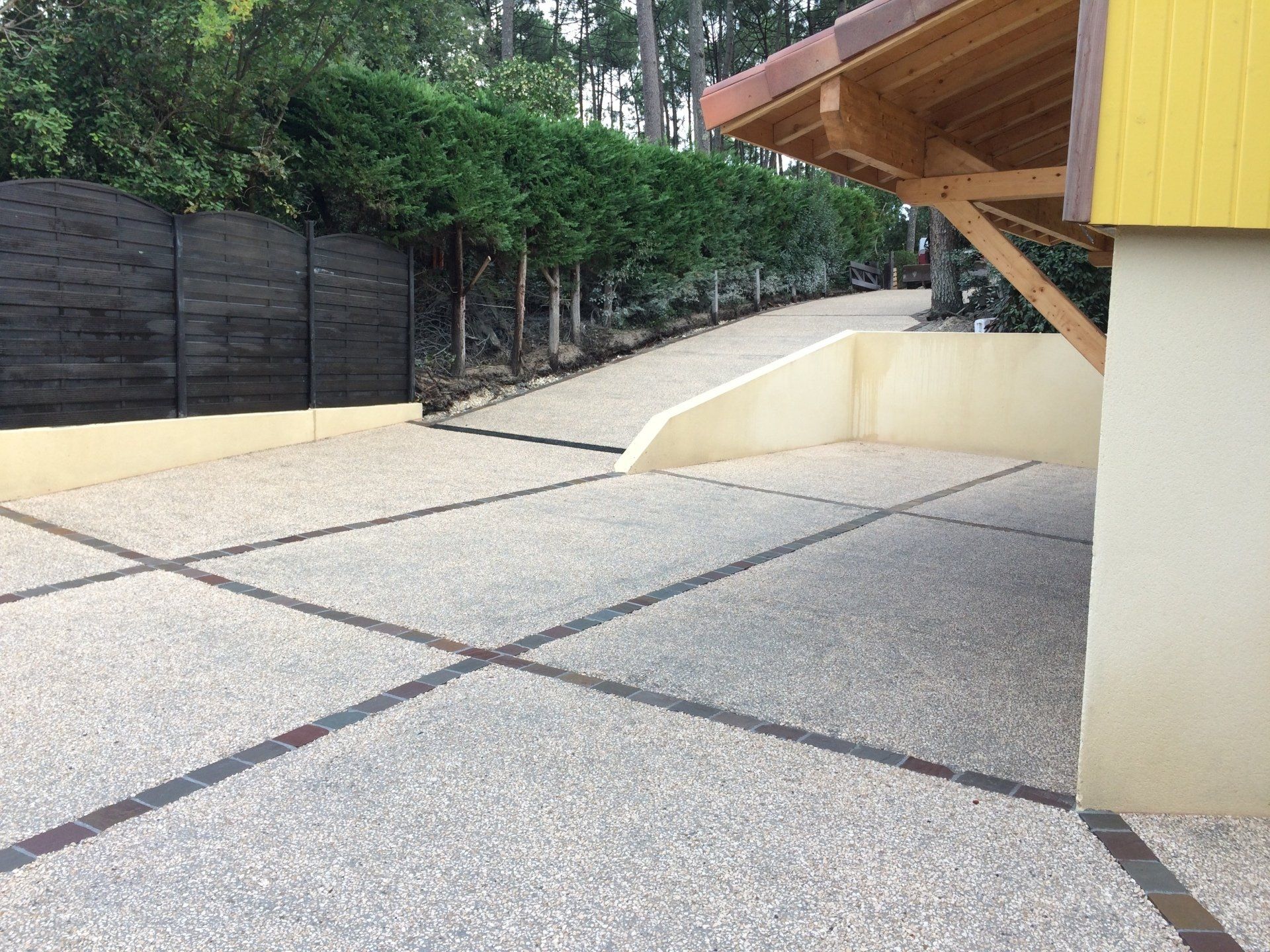 Allée de garage en béton désactivé