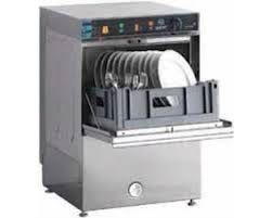 Un lavavajillas de acero inoxidable con la puerta abierta y platos y utensilios dentro.