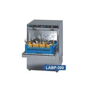 Un lavavajillas de acero inoxidable con una cesta azul llena de vasos y utensilios.