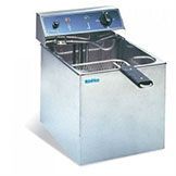 Una freidora de acero inoxidable con mango negro sobre fondo blanco.