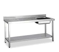 Una mesa de acero inoxidable con un fregadero encima.