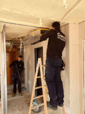 Un hombre en una escalera con la palabra crema en su espalda
