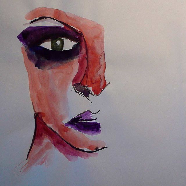 Una pintura de acuarela del rostro de una mujer con lápiz labial morado.