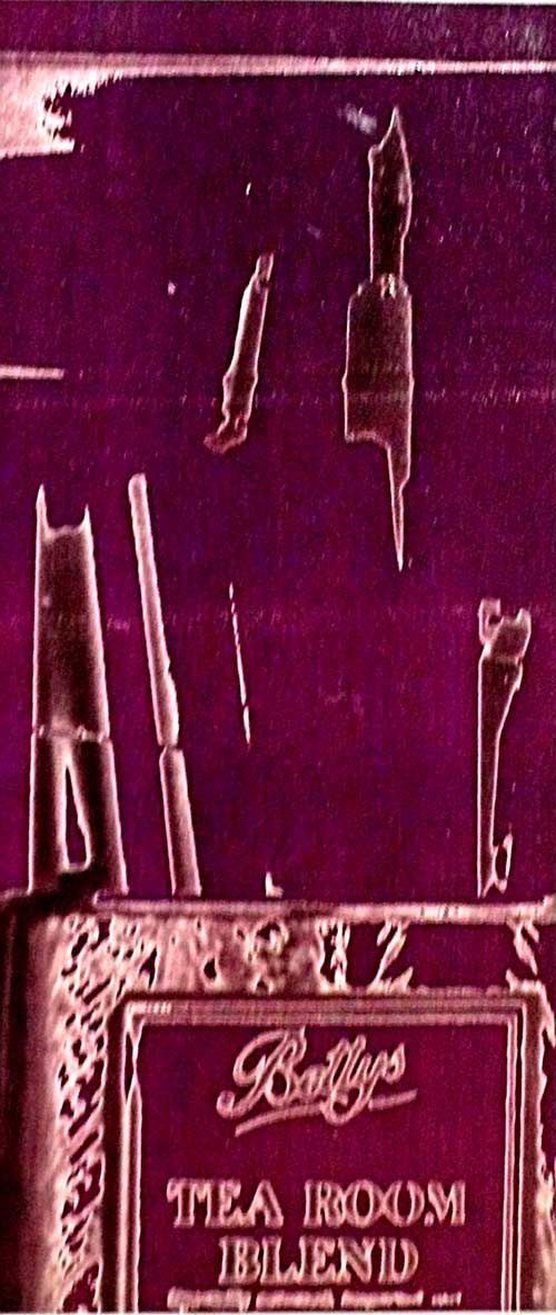 Una imagen de un salón de té mezclado con un fondo morado.