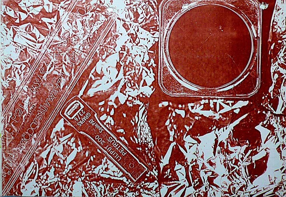 Un dibujo en rojo y blanco de un tocadiscos.