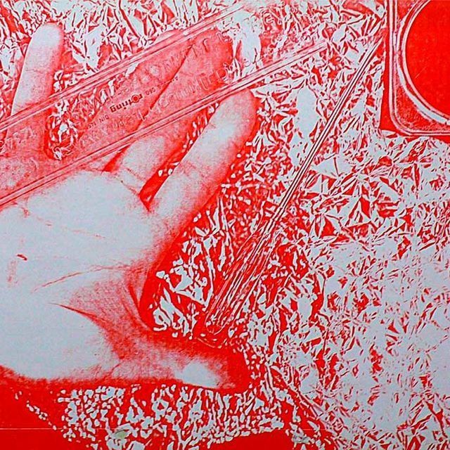 Un dibujo en rojo y blanco de una mano sosteniendo una regla.