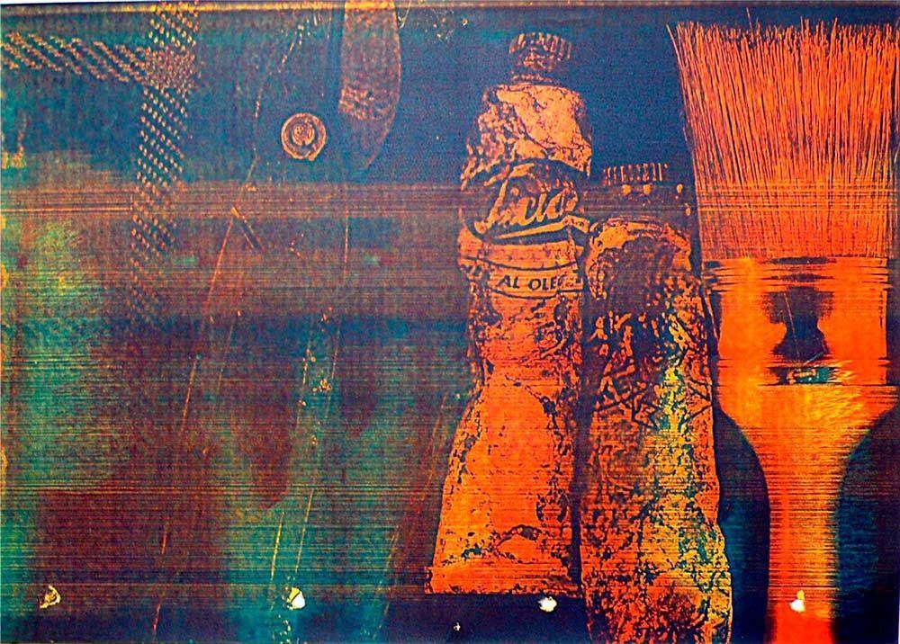 Un cuadro con una botella de Coca Cola encima.