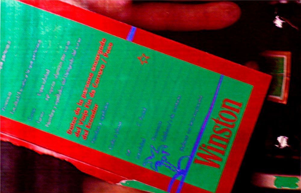 Una persona sostiene una caja de cigarrillos Winston.