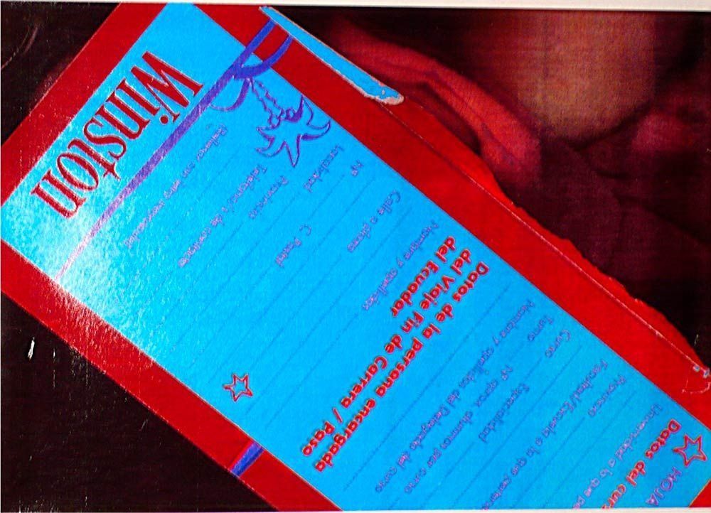 Una persona sostiene un trozo de papel que dice Winston.