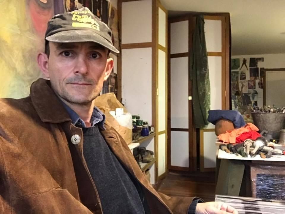 Un hombre que lleva un sombrero que dice