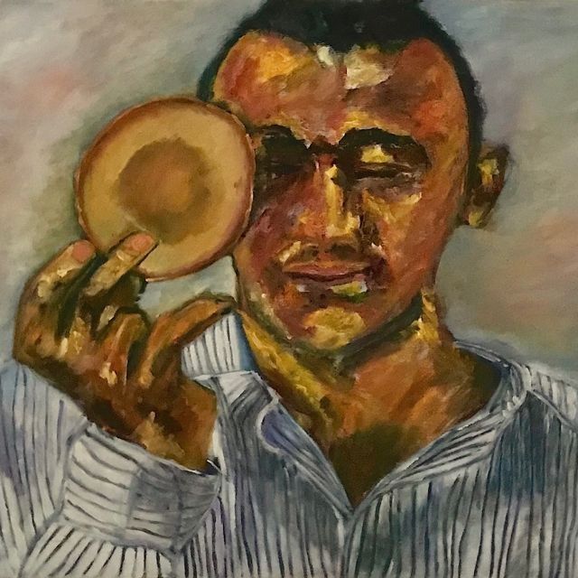 Una pintura de un hombre con una camisa a rayas sosteniendo algo en su mano.