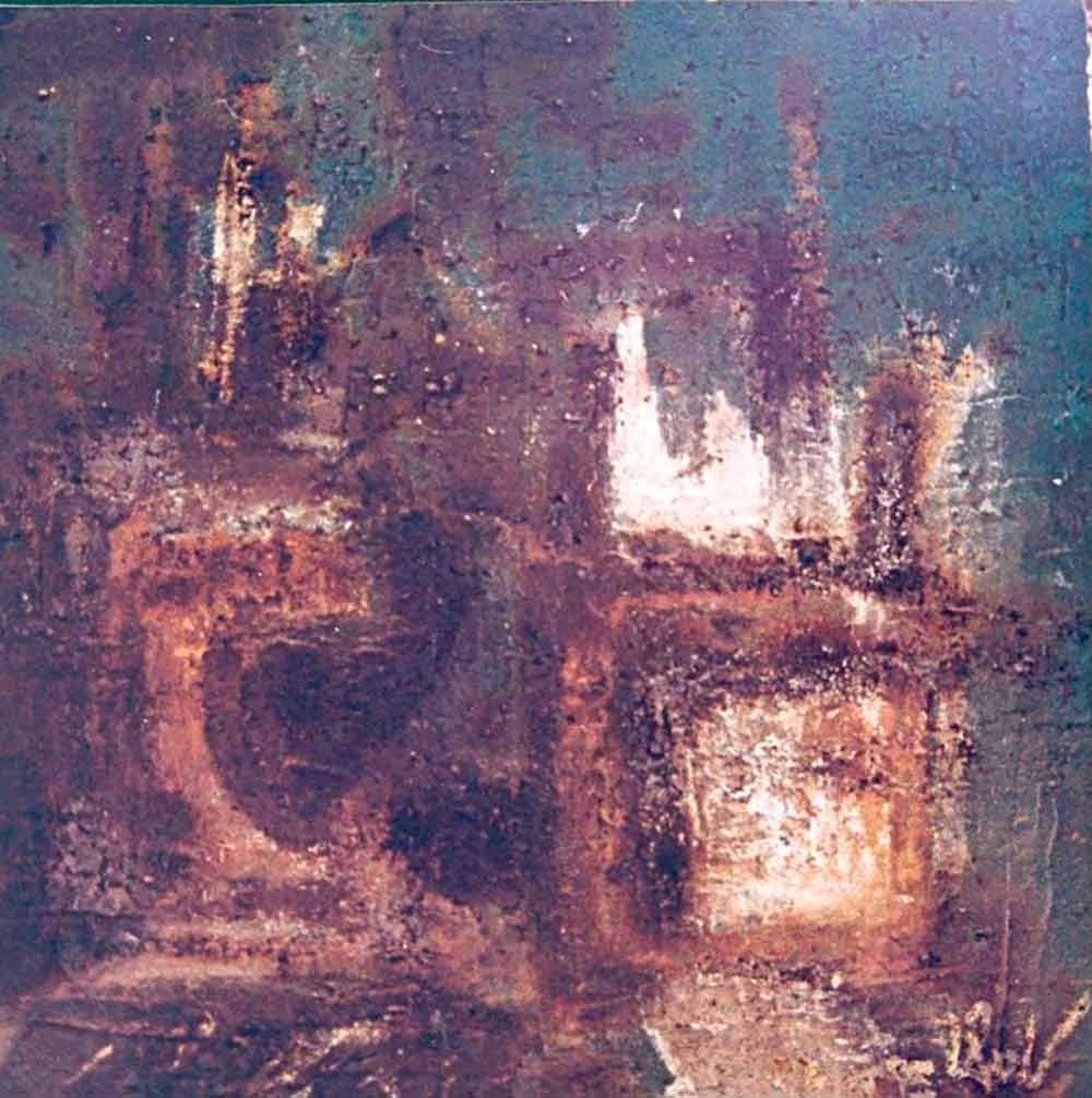 Un primer plano de una pintura con fondo azul.