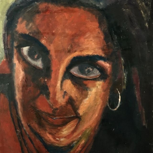 Una pintura del rostro de una mujer con pendientes de aro.
