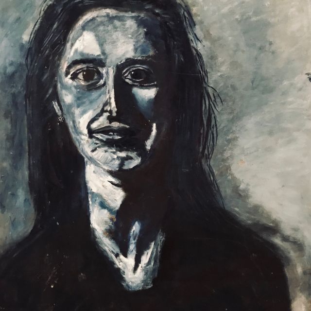 Un primer plano de una pintura del rostro de una mujer.