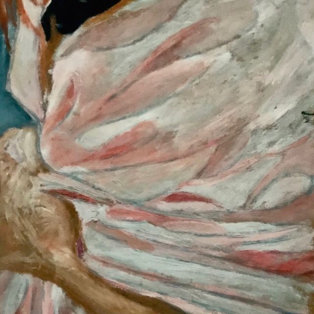 Un primer plano de una pintura de una mujer con un vestido rosa.