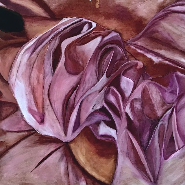 Un primer plano de una pintura de una flor morada.