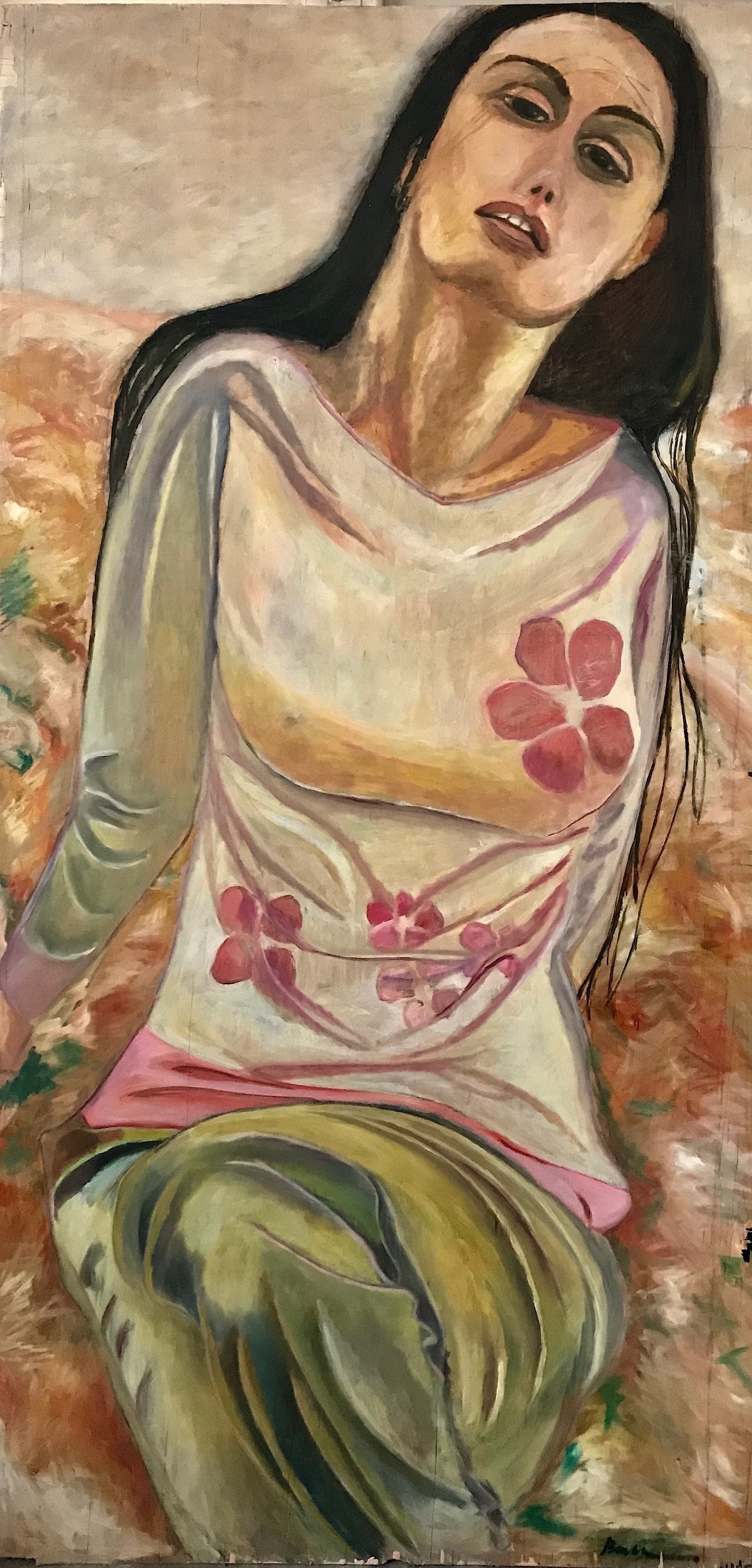 Un cuadro de una mujer arrodillada con flores en su camisa.