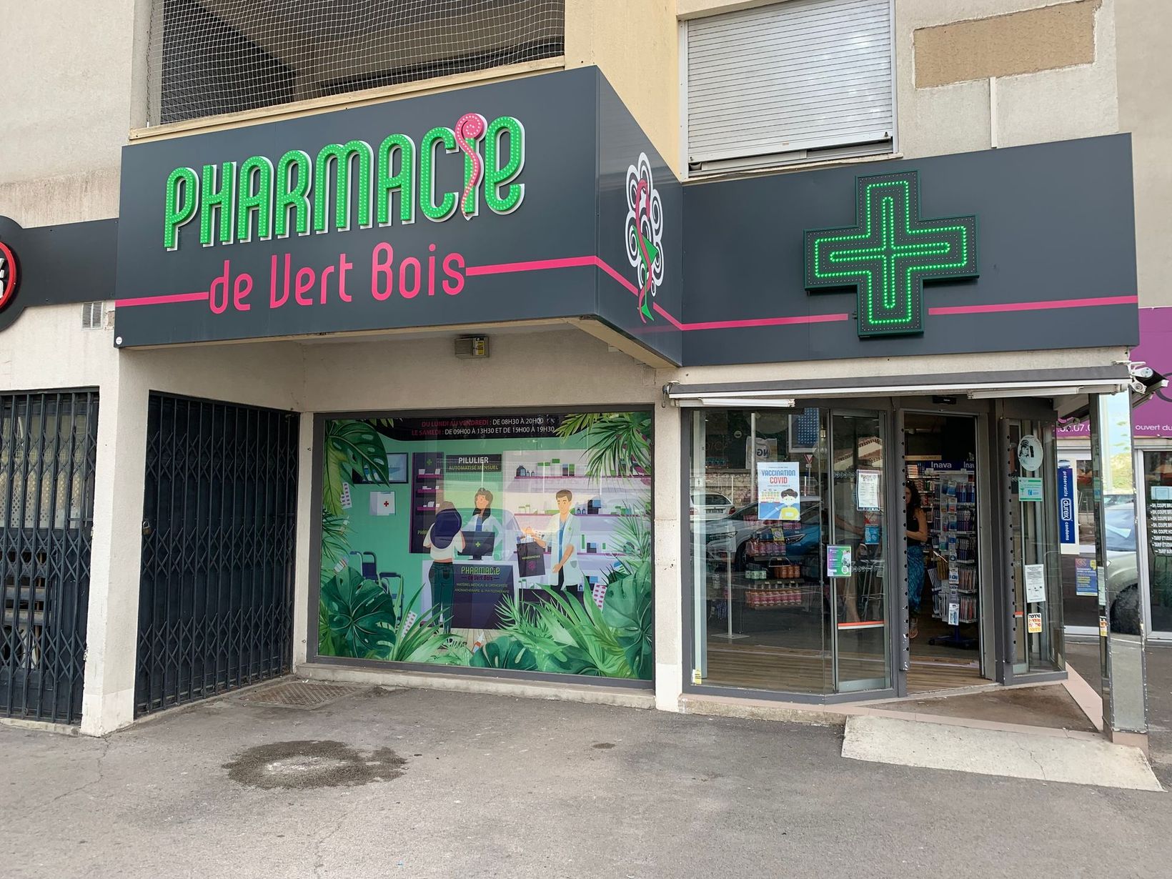Façade de pharmacie avec une croix verte.