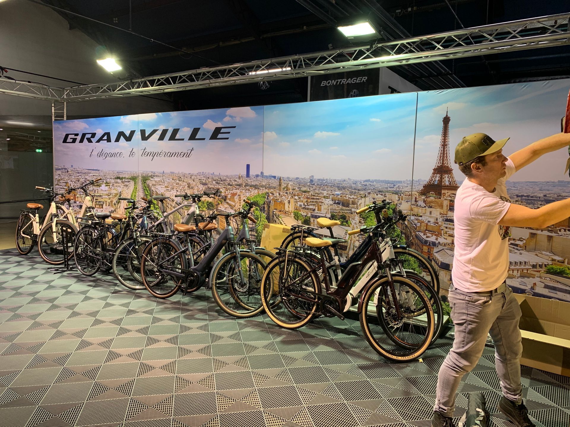 Des vélos alignés devant une banderole.