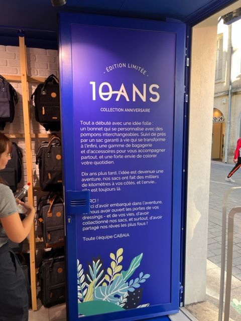 Affiche commémorative violette pour les 10 ans des Éditions Université, avec texte blanc et illustrations florales.