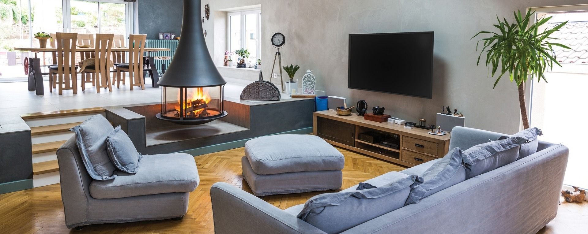 Salon avec cheminée centrale.