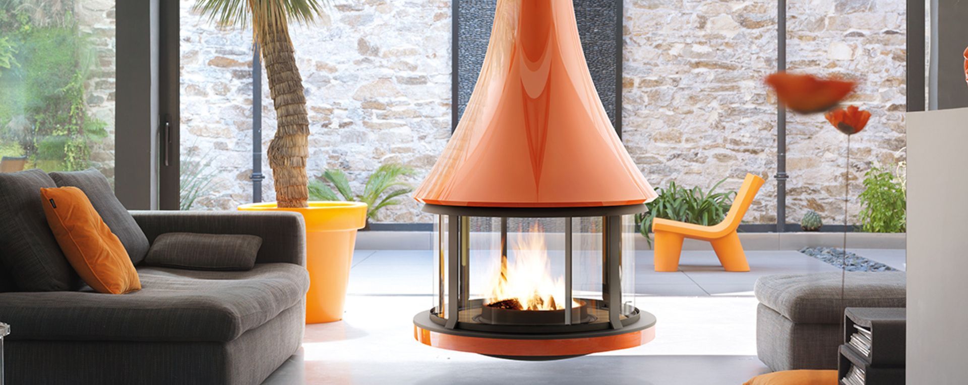 Salon moderne avec cheminée orange ronde au centre.