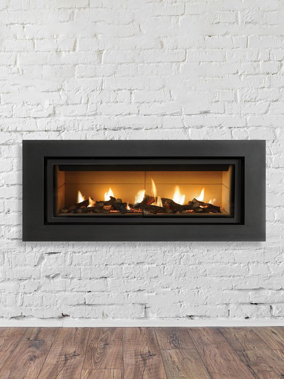 Cheminée à gaz noire avec flammes, fixée sur un mur de briques blanches.