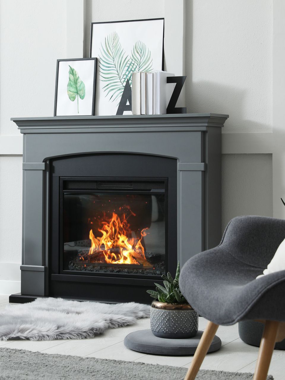 Cheminée électrique grise avec des flammes crépitantes.