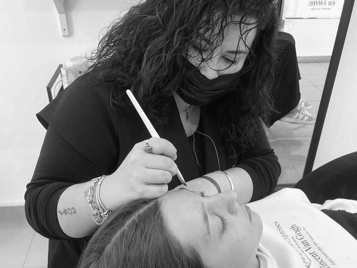 Un primer plano del rostro de una mujer con ojos marrones.