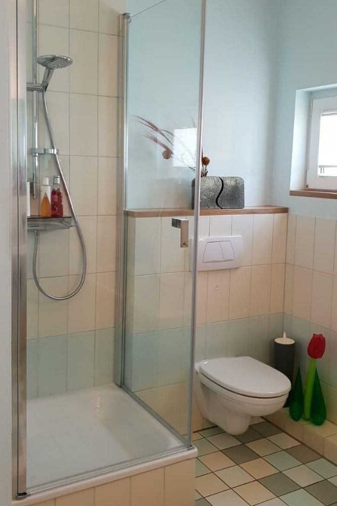 Ein Badezimmer mit Toilette, Dusche und Badewanne.