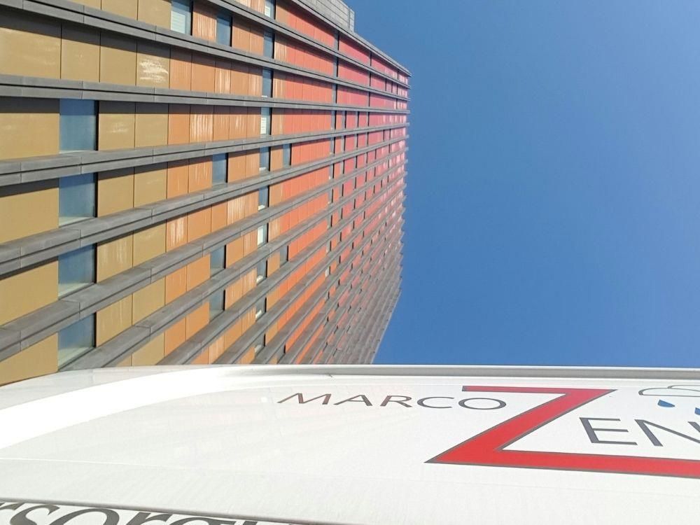 Blick nach oben auf ein Marco-Zen-Gebäude mit blauem Himmel im Hintergrund