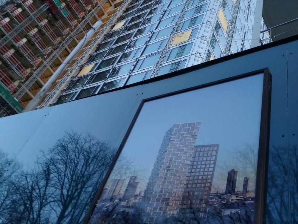 Ein Bild einer Stadt mit einem Gebäude im Hintergrund