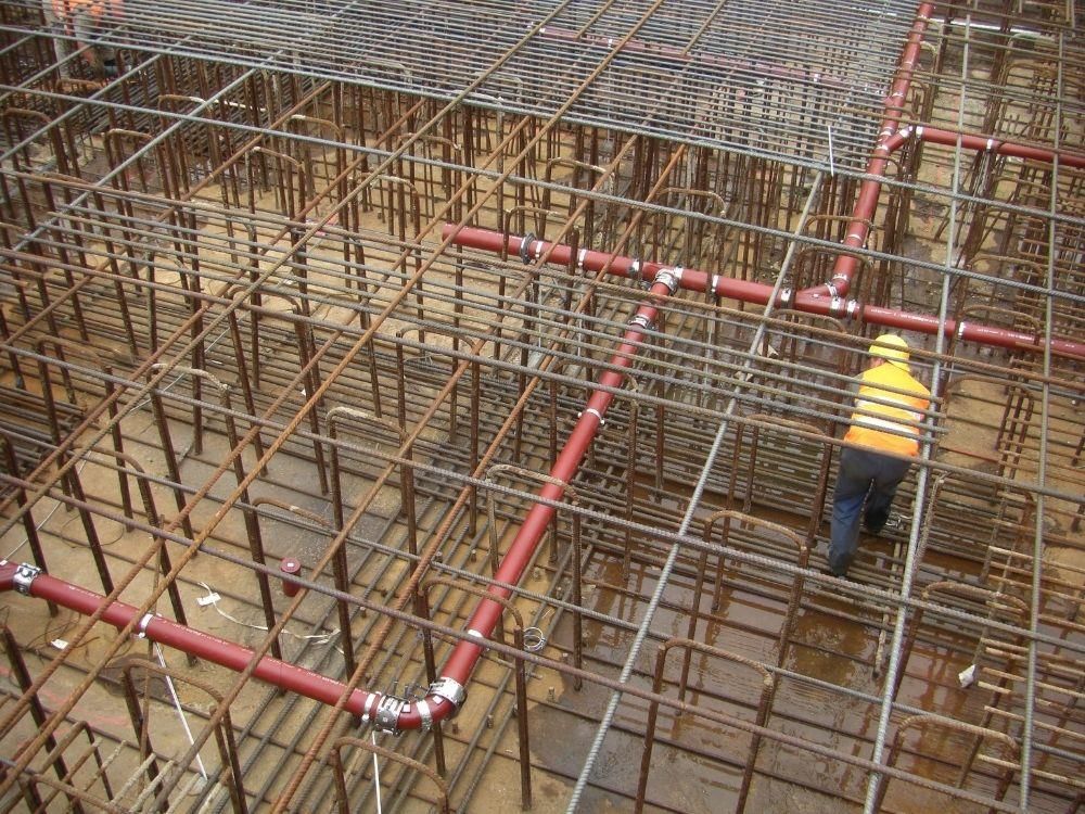Ein Mann in einer gelben Weste arbeitet auf einer Baustelle