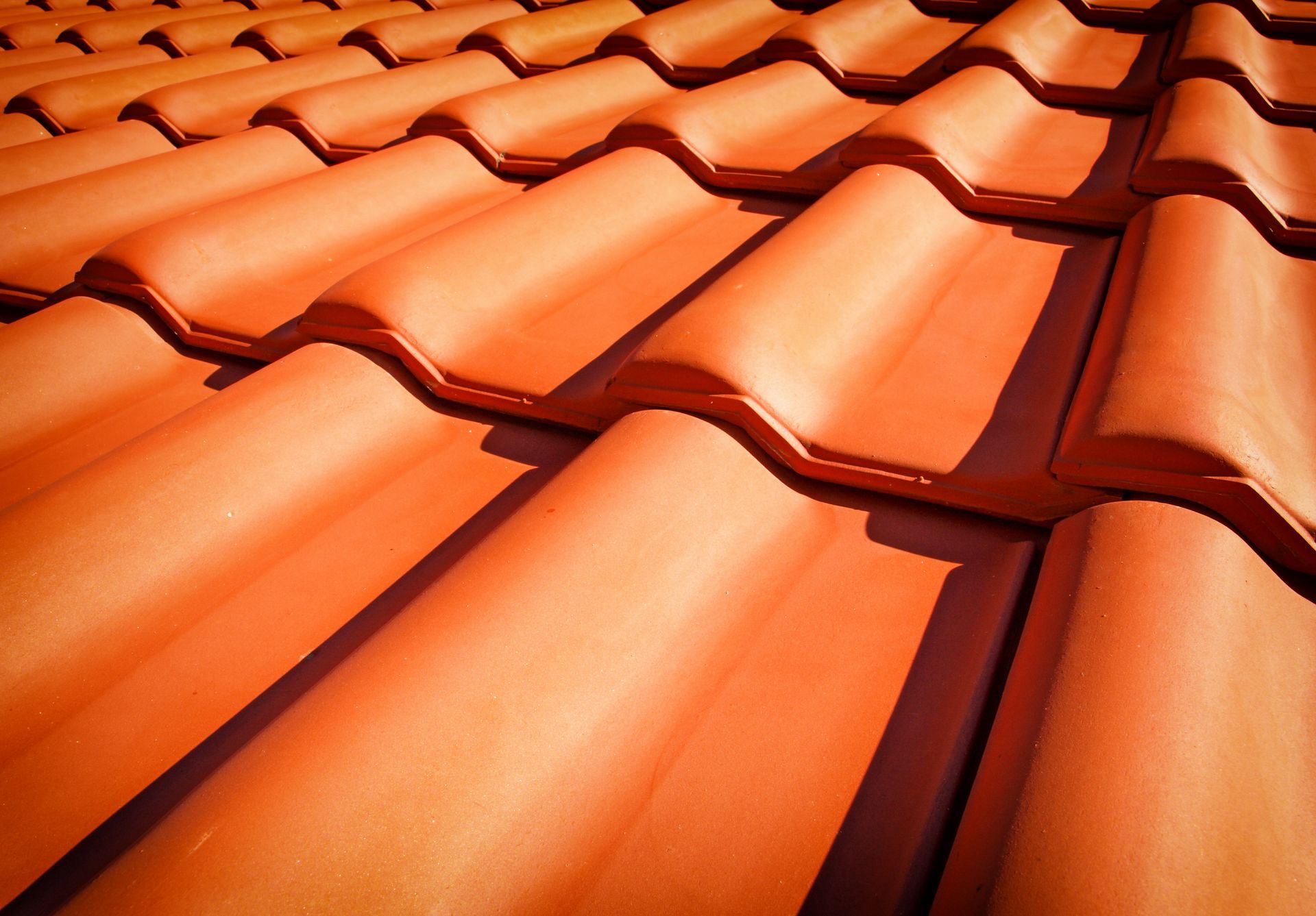 Toiture en tuiles d'argile rouge.