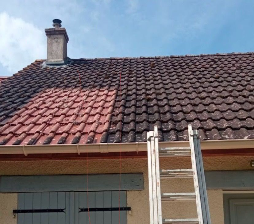 Toiture partiellement nettoyée, tuiles rouge vif contrastant avec des tuiles sombres et sales. Une échelle est posée contre la maison.