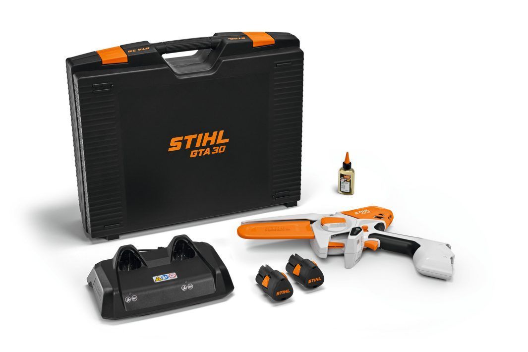 Kit podadora de jardín inalámbrica Stihl GTA 26: estuche negro, podadora, cargador, baterías y aceite.