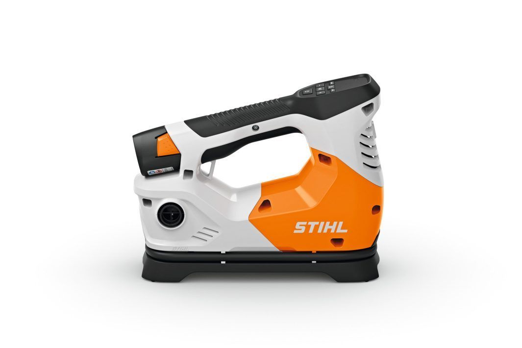 Herramienta grapadora STIHL de color blanco, naranja y negro sobre fondo blanco.