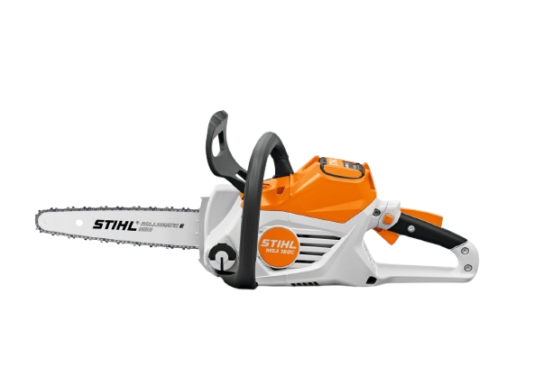 Motosierra de batería STIHL de color blanco y naranja sobre un fondo blanco.