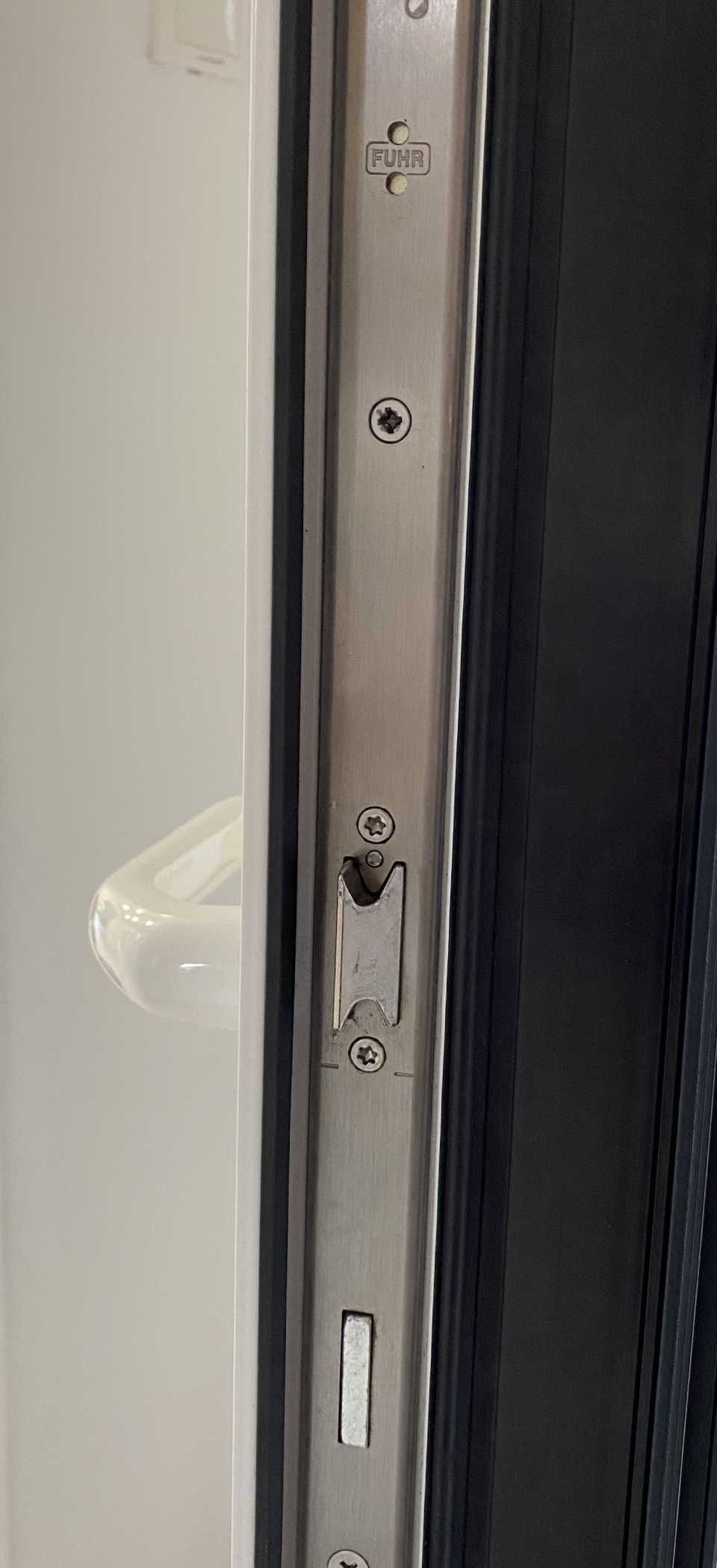 Seitenansicht des Schließmechanismus einer Tür